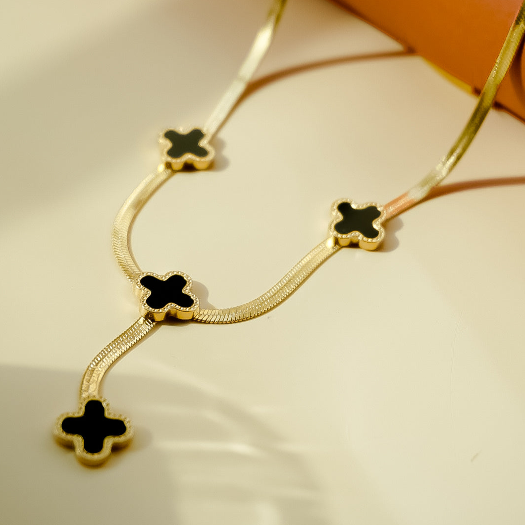 Clover black necklace